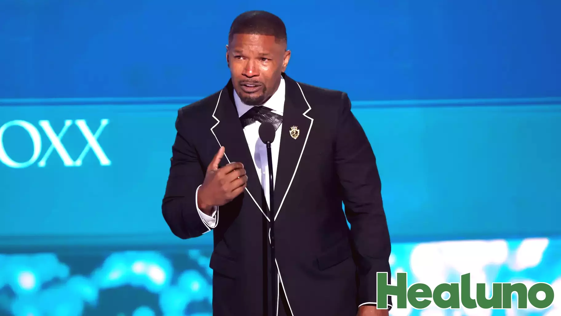 Jamie Foxx Expresses Gratitude to Daughters During Emotional Speech